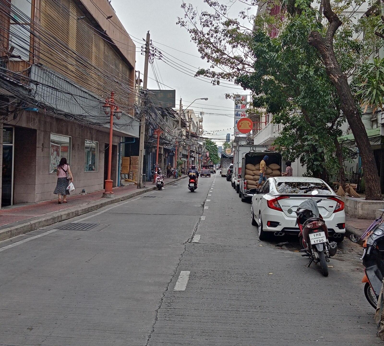 Night Shift Workers in Bangkok's Chinatown Combat Sleep Deprivation