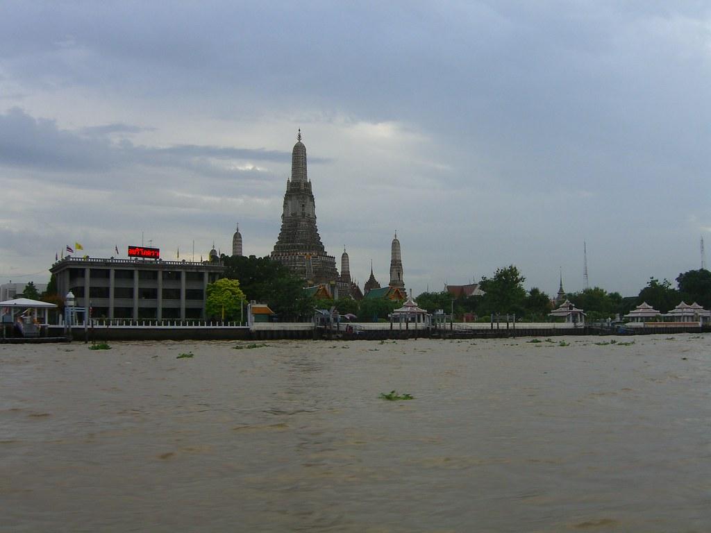 Bangkok’s Local Governance in a Global Context: A Steady Course Amid Turbulence