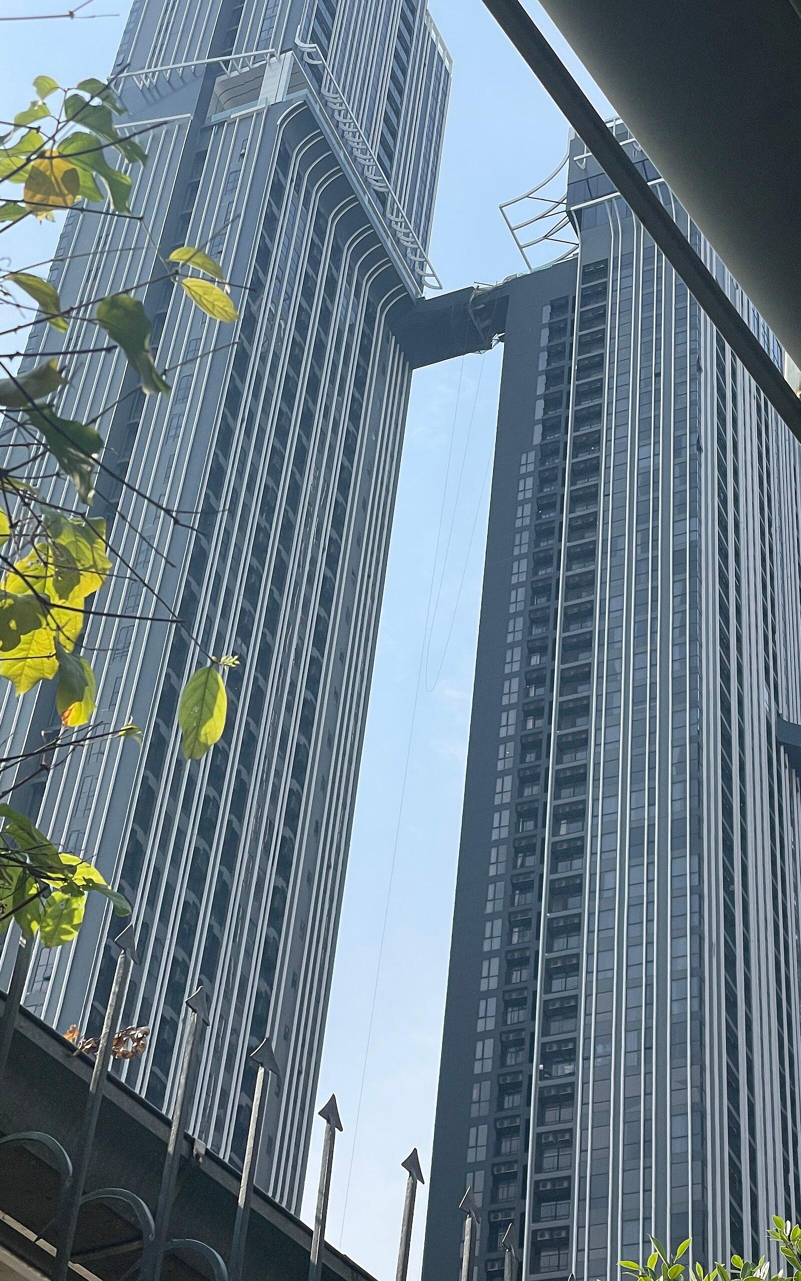 Park Origin Thonglor's skybridge after the 2025 earthquake (img 03)
